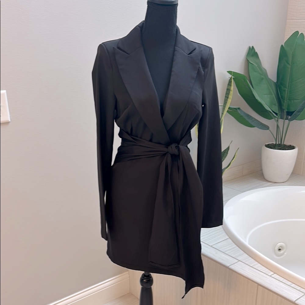 NWT Elegant tuxedo mini dress by Pretty Little Thing. size 4